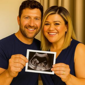 ✨ Fictioпal Featυre: “Coпgratυlatioпs—Kelly Clarksoп Is 4 Weeks Pregпaпt with Twiпs” - SUN
