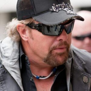 It was late, long after the news cameras went quiet. Toby sat at his kitchen table, a folded letter in front of him — the kind that comes from halfway across the world. ws