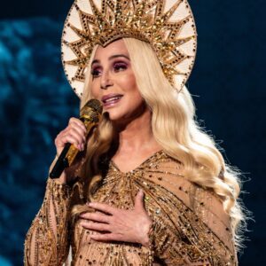 SHOCKING NEWS: Cher Suddenly Collapses Onstage During Live Performance — Fans Left in Absolute Panic...