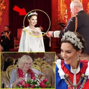👑 SILENCE FELL AS SHE STEPPED FORWARD: PRINCESS CATHERINE TAKES CENTER STAGE AT BUCKINGHAM PALACE 👑 Krixi
