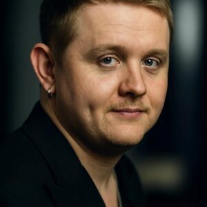 Lewis Capaldi’s Scissor Symphony: A Cropped Crown Heralds the Singer’s Fiercest Reinvention Yet. ws