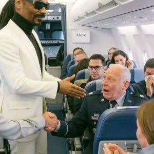 Snoop Dogg's Sky-High Salute: Trading First-Class for Coach, Honoring a Veteran at 35,000 Feet lht