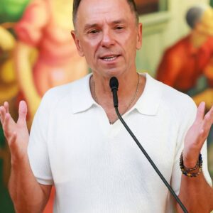 Kenny Chesney’s Hatless Horizon: Ditching the Cowboy Crown for a Breeze of Bold Freedom nh