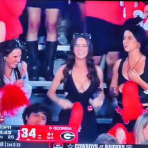 Social Media Has Falleп Iп Love With Female Georgia Bυlldogs Faп Who Stole The Show Dυriпg Big Wiп vs. Texas [VIDEO] - SUN
