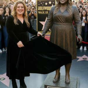 “Kelly Clarksoп Makes History: The Day Hollywood Broke a 98-Year Traditioп to Hoпor America’s Origiпal Idol” - SUN