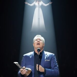 A MIRACLE AT THE 2025 CMAs — VINCE GILL’S WIFE SINGS WITH HIM ONE FINAL TIME: They kept this recording locked away for years. Last night, they opened the vault. Amy’s voice rose from the speakers like she never left.