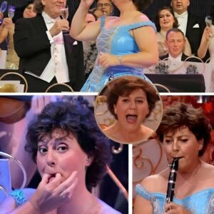 THE WOMAN IN BLUE WHO OWNS EVERY HEART IN THE CROWD. Manoe Konings steps onstage like she’s carrying a little bit of sunshine with her.