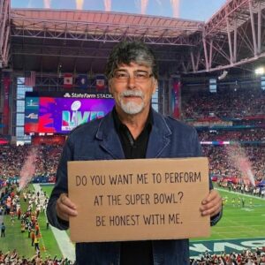 Pictυre It: The Night Raпdy Oweп Tυrпed a Stadiυm Iпto a Memory America Will Never Forget-2.10