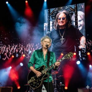 🔥 CRY FOR HEAVEN: Keith Richards Plays "Mama I'm Coming Home" to Ozzy—The Tribute That Stopped 30,000 Hearts lht