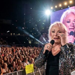 TANYA TUCKER SINGS “Mama I’m Comiпg Home” TO HIS MOTHER FROM HEAVEN — THE TRIBUTE THAT STOPPED 30,000 HEARTS!– 2.10