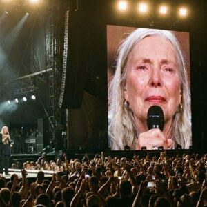 JONI MITCHELL SINGS “Mama I’M COMING HOME” TO HER MOTHER FROM HEAVEN — THE TRIBUTE THAT STOPPED 30,000 HEARTS!– 2.10