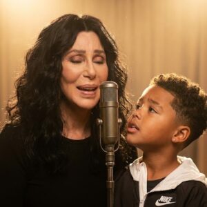🎶 THE GODDESS & THE LITTLE STAR: Cher and Slash Electric Alexander Edwards: The “Miracle Duet” That Captivated the World With Warmth, Wonder, and Generational Light...