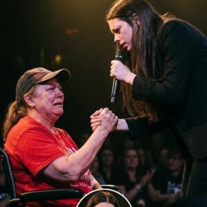 💔 The night Courtney Hadwin sang through silence — and made the whole crowd cry. WATCH HERE