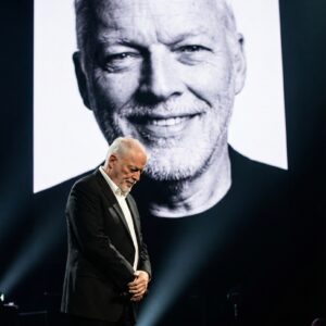 BREAKING: David Gilmour Stops 80,000-Person Arena Dead with Heart-Wrenching “Hallelujah” for Syd Barrett – “I’m Saying Goodbye Tonight”
