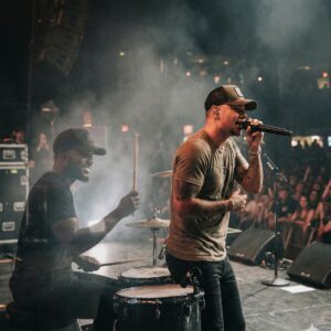 BROTHERS BEYOND DEATH: KANE BROWN BREAKS SILENCE WITH SPINE-CHILLING "DUET" FEATURING LATE DRUMMER KENNY DIXON cz