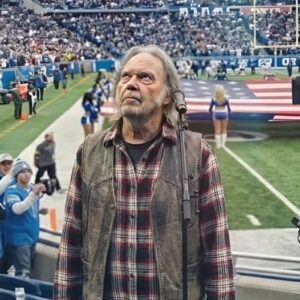 Neil Young didn’t just sing the National Anthem —he transformed an entire stadium into a cathedral.. duKPI