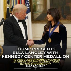 Ella Langley Receives Kennedy Center Honors Medallion from President Donald Trump in a Warm, Lighthearted Moment That Captivated Viewers