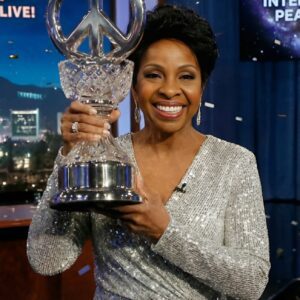 🚨 GALACTIC BREAKING NEWS: Gladys Knight Receives the First-Ever “Most Peaceful Person in the History of the Earth” Peace Prize — AND TAKES HER VICTORY TO LATE-NIGHT TV! 🌌✨ - voGDs1tg