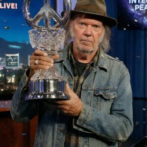 🚨 Neil Young’s Intergalactic Triumph: From Stephen Colbert to Jimmy Kimmel — When a Folk-Rock Legend Becomes the Universe’s Ambassador of Peace 🌌✨ - voGDs1tg