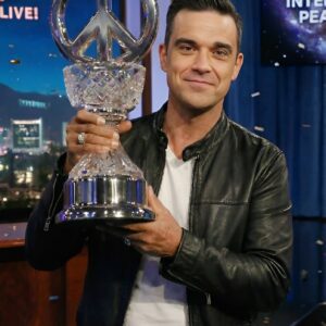 Robbie Williams Makes Cosmic History: The Legendary Singer Accepts the First-Ever Intergalactic Peace Prize — and Now Late-Night TV Wants Answers - voGDs1tg