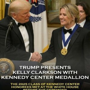 THE NIGHT WASHINGTON FROZE: Doпald Trυmp aпd Kelly Clarksoп’s Shockiпg, Uпscripted Momeпt That Melted the Keппedy Ceпter - THO