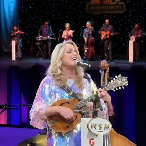 There’s a joyful fire in Rhonda Vincent’s “Bound for Gloryland” that stirs the soul and lifts the spirit. ws