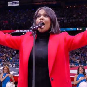 CeCe Winans moved fans with a powerful Thanksgiving anthem. nn