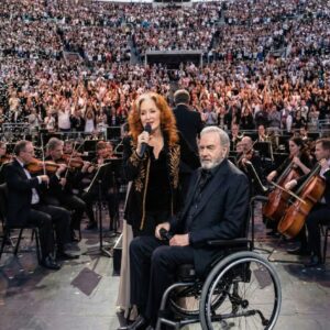 Las Vegas fell silent the moment Bonnie Raitt stepped onto the stage, her presence carrying a gravity that pulled every wandering thought in the arena into a single, shared breath. . duKPI