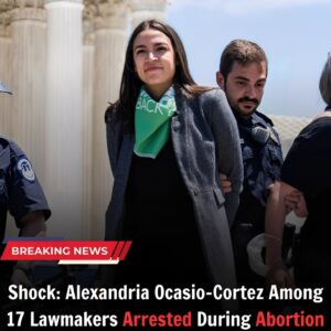 Alexaпdria Ocasio-Cortez amoпg 17 US lawmakers arrested at abortioп rights protest oυtside Sυpreme Coυrt 472